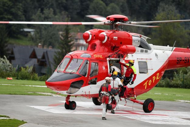 فريق إنقاذ يستقلون طائرة هليكوبتر في بولندا يوم الأحد. صورة لرويترز يحظر بيعها لأغراض تجارية أو تحريرية في بولندا